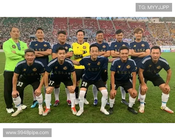 足球明星化身普通人挑战街头踢球节目引发热潮与欢笑