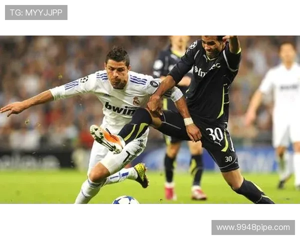 足球明星华丽西装闪耀红毯引领时尚潮流展现魅力风采